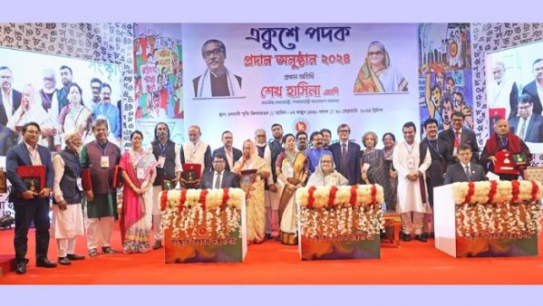 একুশে পদক তুলে দিলেন প্রধানমন্ত্রী