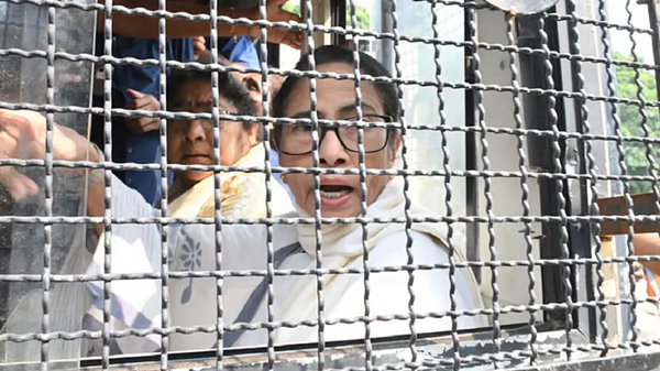 দিল্লিতে মমতা বন্দ্যোপাধ্যায় আটক