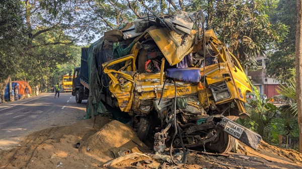 নাটোরে বাস-ট্রাক সংঘর্ষে নিহত ১২